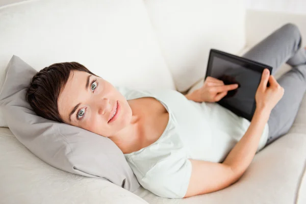 Sevimli kadın tablet bilgisayar kullanma — Stok fotoğraf
