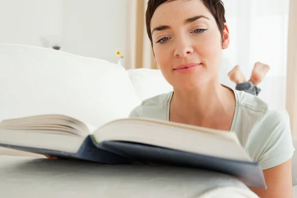 Nahaufnahme einer kurzhaarigen Frau, die ein Buch liest — Stockfoto
