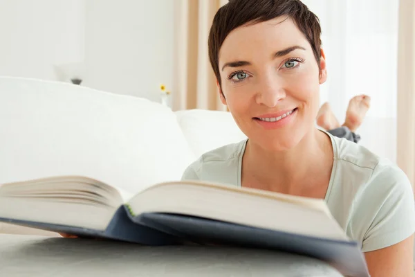 Nahaufnahme einer kurzhaarigen Frau mit einem Buch — Stockfoto
