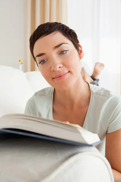 Retrato de uma mulher de cabelos curtos lendo um livro — Fotografia de Stock