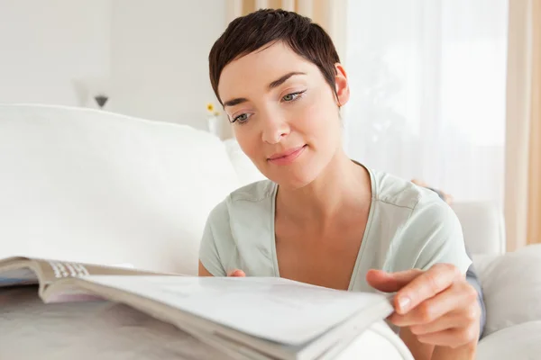 Mujer leyendo una revista —  Fotos de Stock