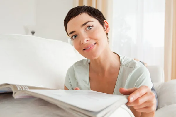 Mujer linda leyendo una revista —  Fotos de Stock