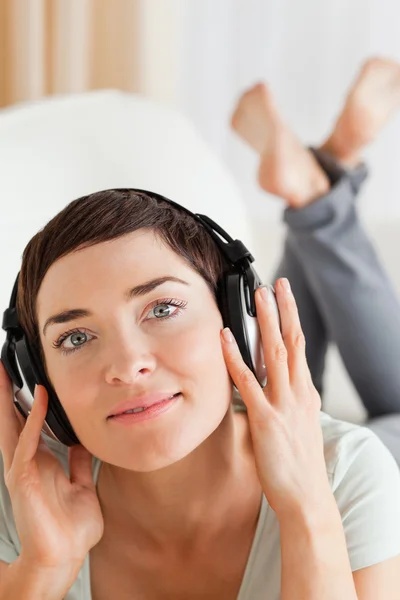 Porträtt av en brunett som lyssnar på musik — Stockfoto