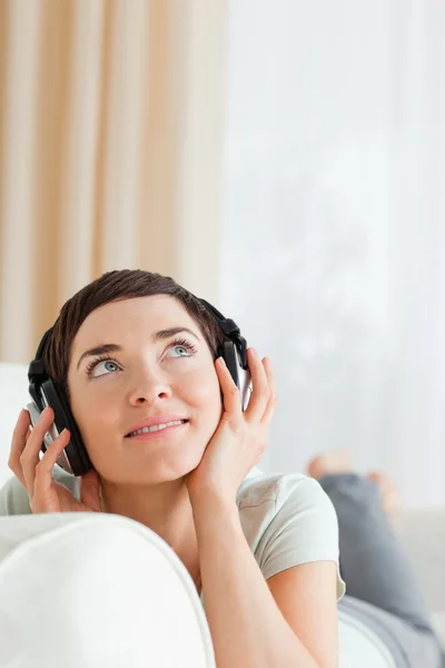 Портрет короткошерстої жінки, що слухає музику — стокове фото