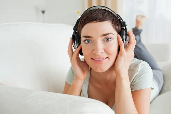 Korthårig brunett lyssna på musik — Stockfoto