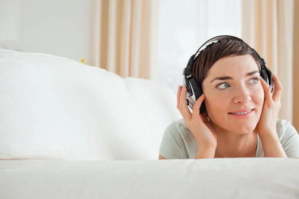 短い髪の女性が音楽を聴く — ストック写真