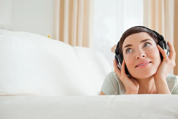 Söt korthårig kvinna lyssna på musik — Stockfoto