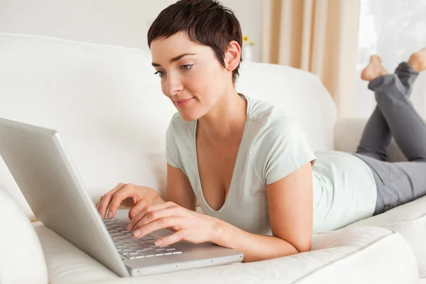 Linda mulher de cabelos curtos usando um laptop — Fotografia de Stock