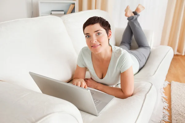 Femme aux cheveux bruns avec un ordinateur portable — Photo