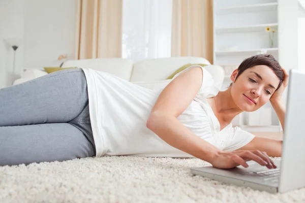 Donna tranquilla rilassante con un computer portatile — Foto Stock