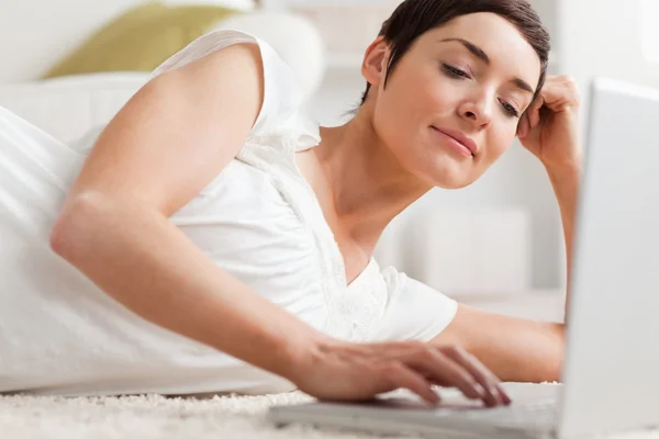 Close-up de uma mulher tranquila relaxante com um laptop — Fotografia de Stock