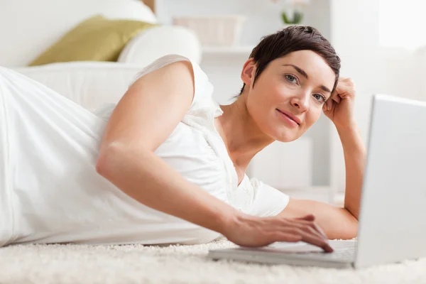 Close up of a quiet woman with a laptop — Stock Photo, Image