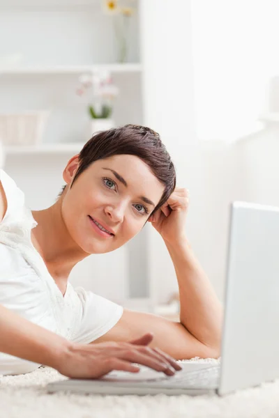 Retrato de uma mulher tranquila com um laptop — Fotografia de Stock