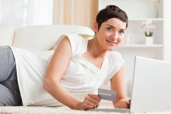 Šťastný brunetka online nakupování — Stock fotografie