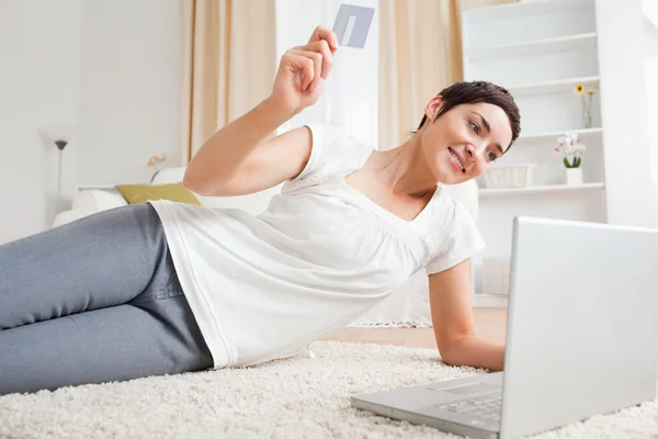 Brunette haar creditcard om online te betalen — Stockfoto