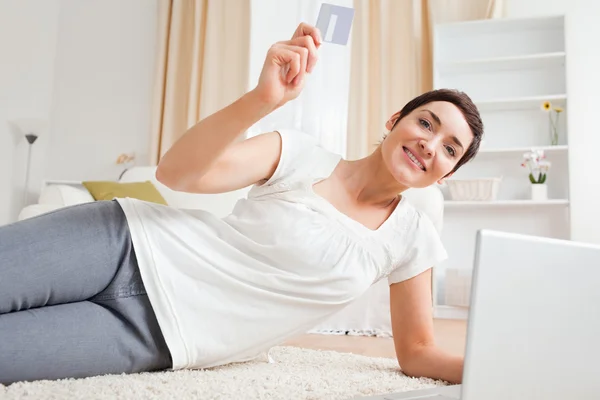 Online ödemek için kredi kartını kullanan kadın — Stok fotoğraf