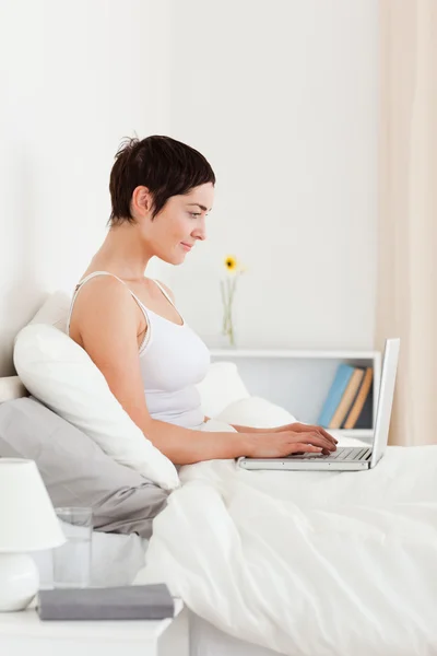 Portrait of a woman using a laptop — Stock Photo, Image