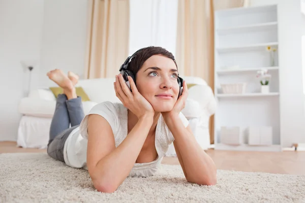 Zamyślona kobieta, słuchanie muzyki — Zdjęcie stockowe