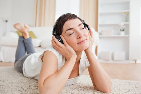Серена жінка слухає музику — стокове фото