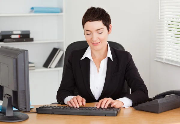 Sekretärin tippt auf ihr Keyboard — Stockfoto