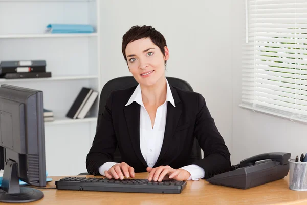 Young secretary typing on her keybord — Stock Photo, Image