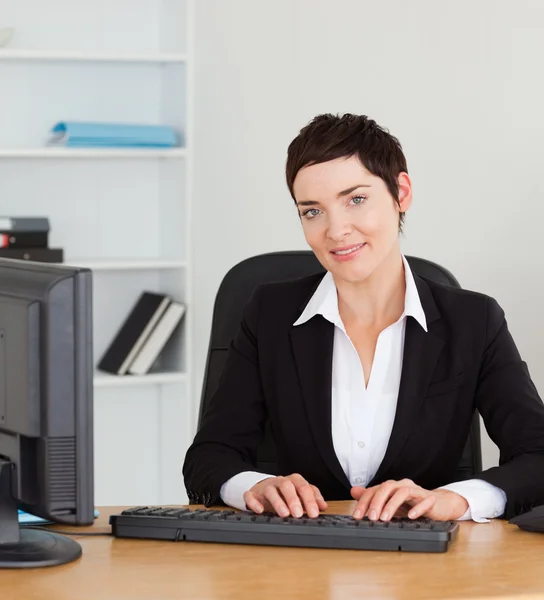 Porträt einer Sekretärin, die auf ihrem Keyboard tippt — Stockfoto