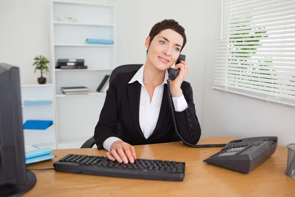 Secretary answering the phone — Stock Photo, Image