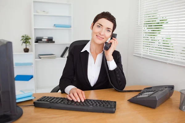 Young secretary answering the phone — Stock Photo, Image