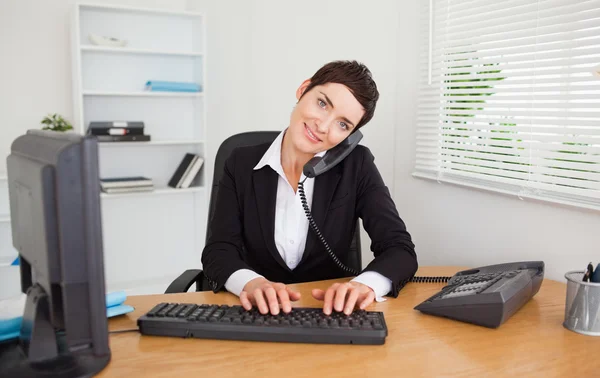 Professional secretary answering the phone — Stock Photo, Image
