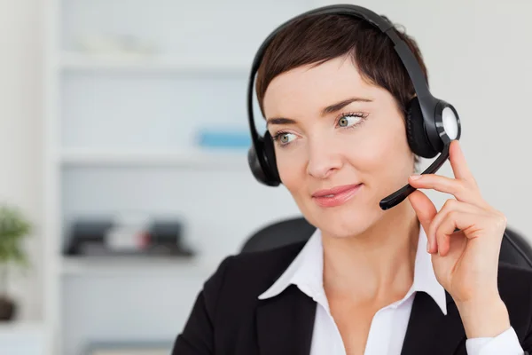Närbild på en sekreterare som ringer med ett headset — Stockfoto