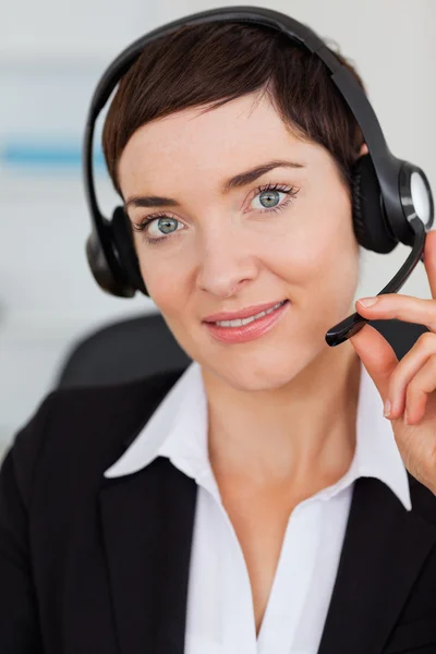 Portrét roztomilé sekretářka volání s headsetem — Stock fotografie