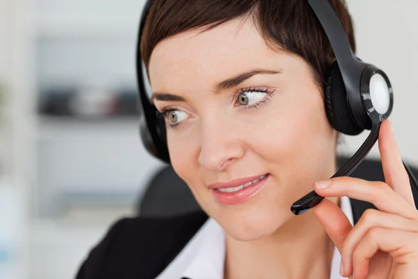 Nahaufnahme einer professionellen Sekretärin, die mit einem Headset telefoniert — Stockfoto