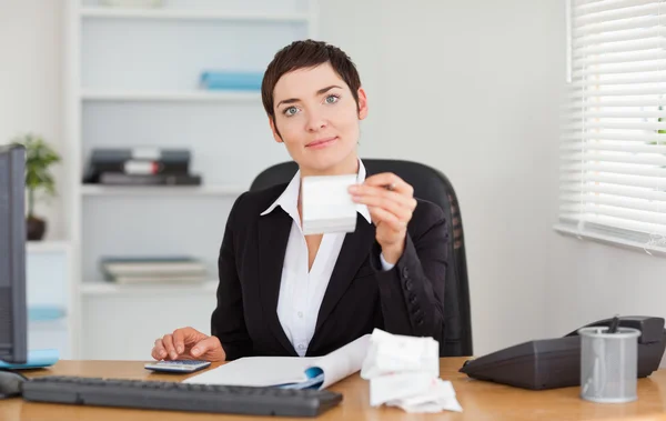 Trabalhador de escritório sério fazendo contabilidade — Fotografia de Stock