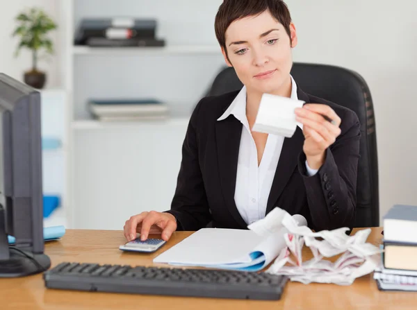 Trabajador de oficina profesional haciendo contabilidad — Foto de Stock