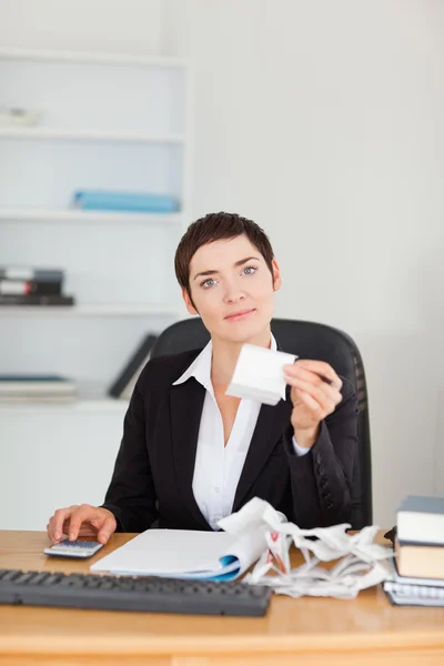 Retrato de um trabalhador de escritório fazendo contabilidade — Fotografia de Stock