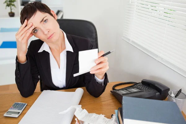Женщина-бухгалтер проверяет квитанции — стоковое фото