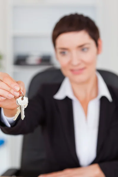 Portrait of a woman showing keys — Stock Photo, Image