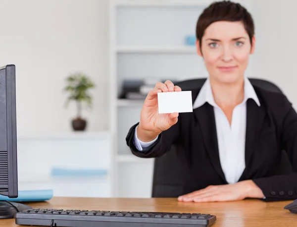 Empresária mostrando um cartão de visita em branco — Fotografia de Stock