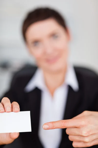 Retrato de uma mulher mostrando um cartão de visita em branco — Fotografia de Stock