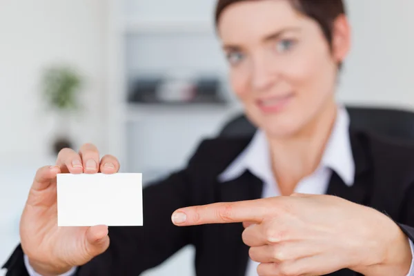 Γυναίκα που δείχνει μια κενή επαγγελματική κάρτα — Φωτογραφία Αρχείου