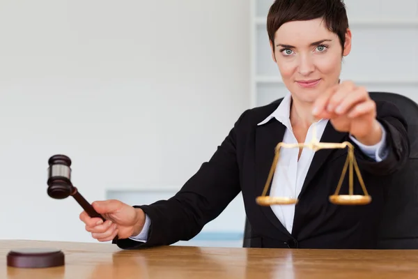 Judge with a gavel and the justice scale — Stock Photo, Image