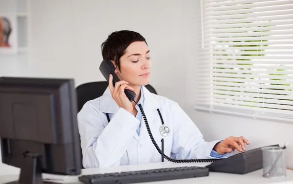 Female doctor calling — Stock Photo, Image