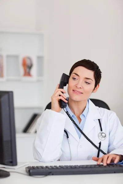 電話をかける女性医師の肖像画 — ストック写真