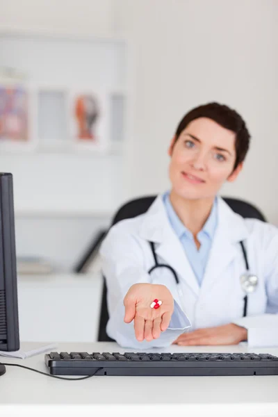 Portrait of a female doctor showing pills — Stock Photo, Image