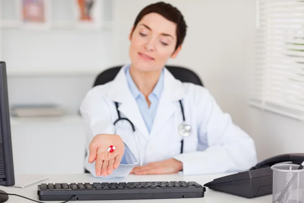 Young female doctor showing pills — Stock Photo, Image