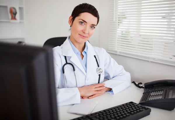 Allvarlig kvinnlig läkare tittar på kameran — Stockfoto