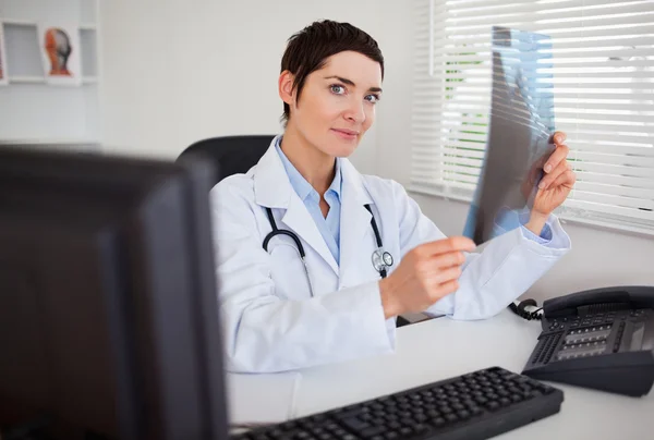 Kvinnliga läkare innehar en uppsättning av röntgen — Stockfoto