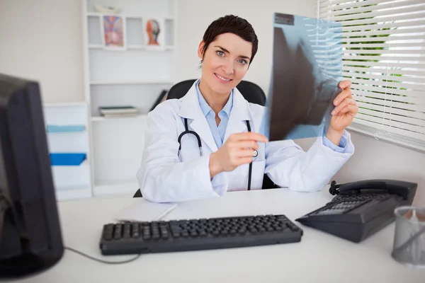Улыбающаяся женщина-врач держит набор рентгеновского снимка — стоковое фото