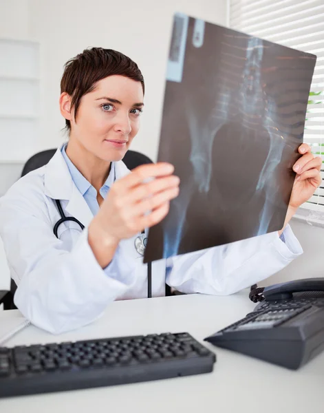 Ernstige vrouwelijke arts houden een set van x-ray — Stockfoto