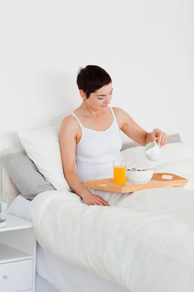 Portrait of a young woman having breakfast — Stock Photo, Image